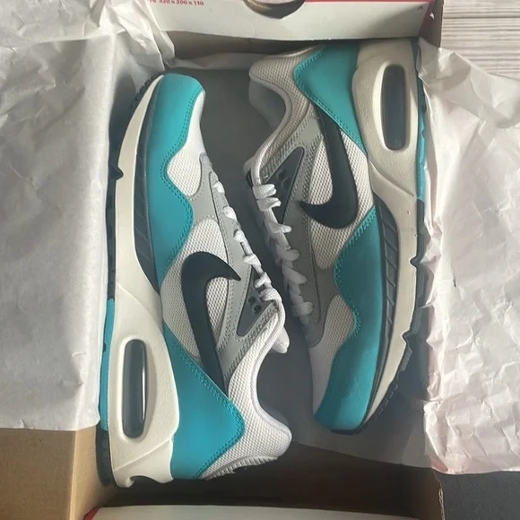 Women’s Nike - Picture 1 of 9